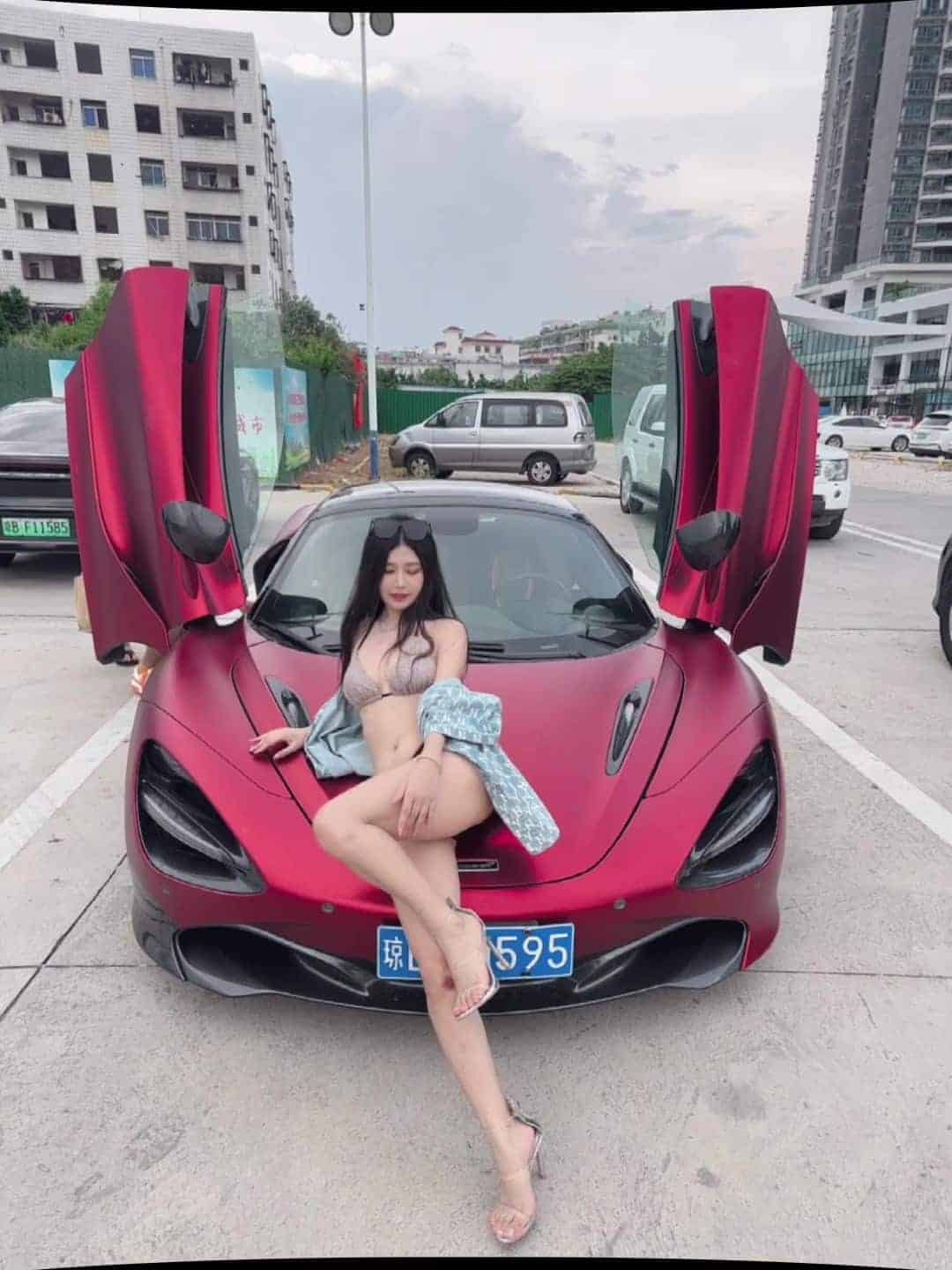 秀人网阿姣 颜值美女 全裸开车 双人互吃漏奶头 白虎72P+7V【1.8G】