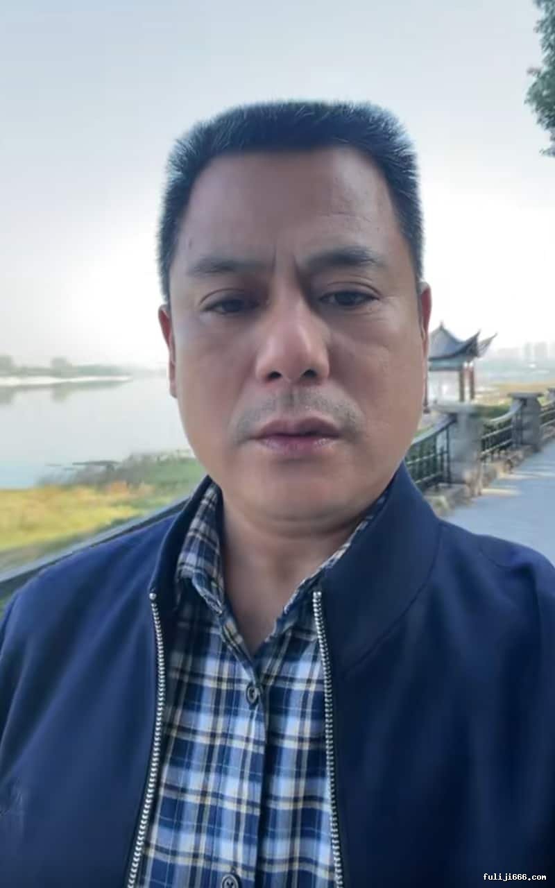 小杨哥老爸全裸露鸟老杨在卫生间视频完整版