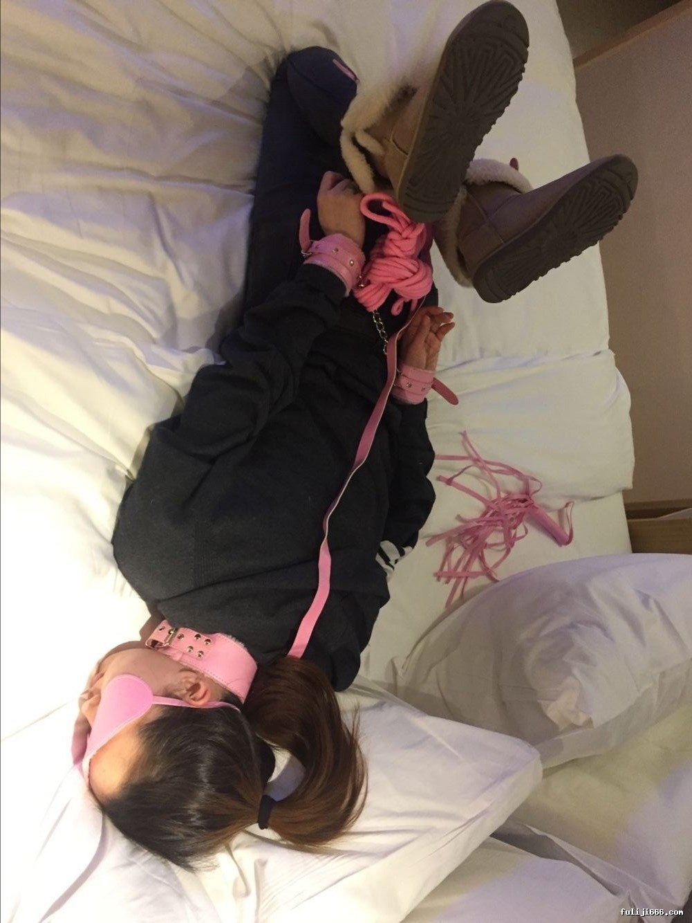 MJ迷玩昏睡美女炮友，扒光SM捆绑，小脚丫随意摆弄245M