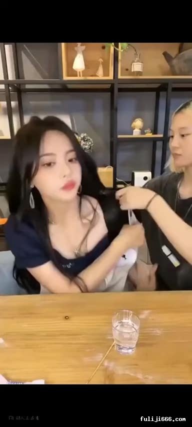 杨超越抖音直播走光露点视频露出敏感位置