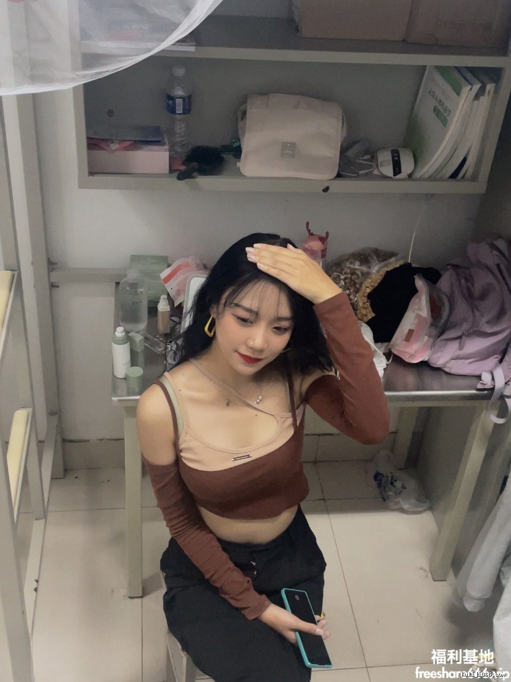 网红穿秋裤的猫等4位美女图影泄密31P/25V/313M