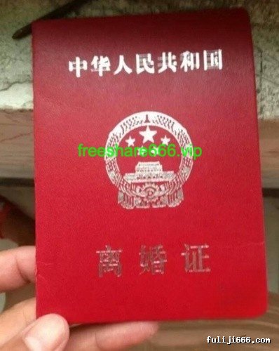 海角最美极品离婚骚妈对儿子下手 穿黑丝给儿子口交被儿子爆插高潮三次400P/15V/2.74G