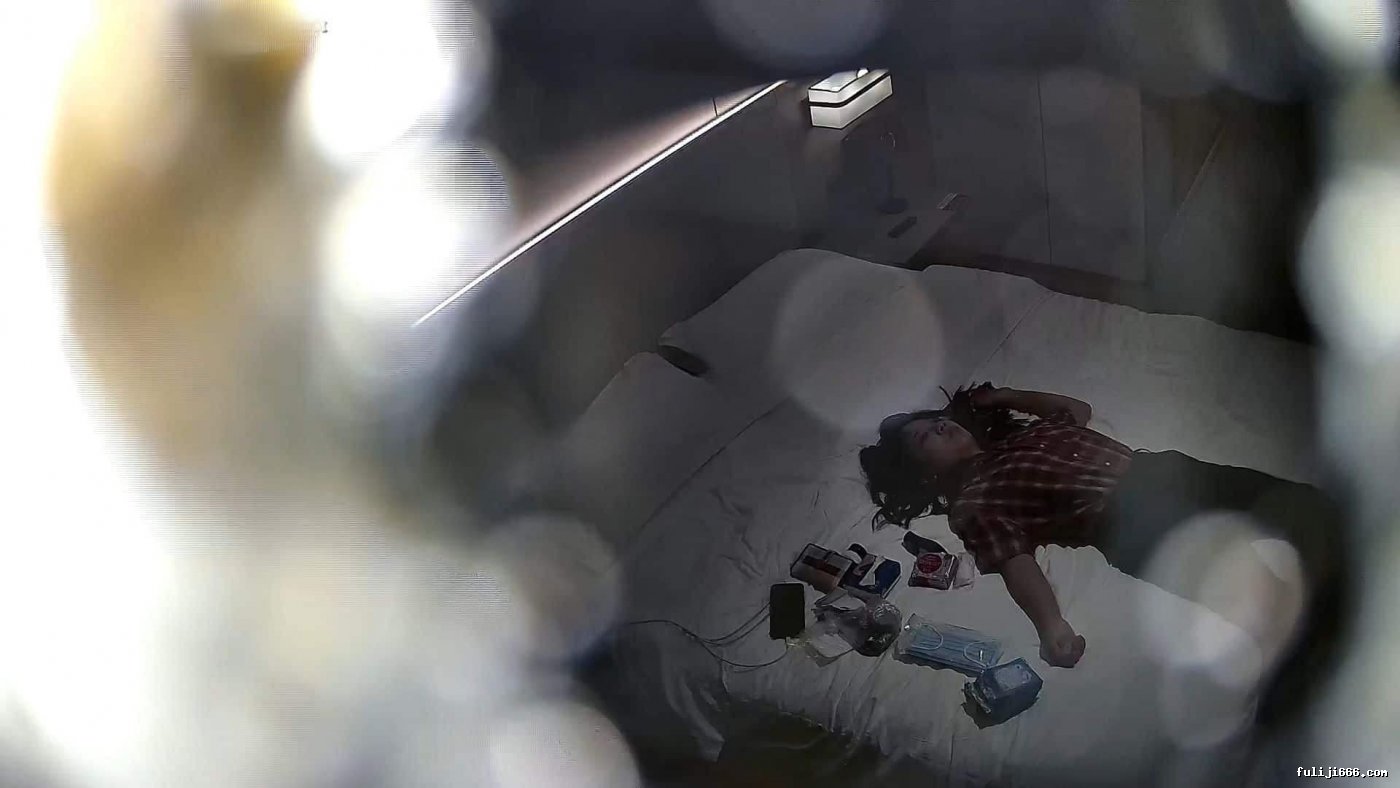 酒店偷拍深夜开房的年轻男女进入房间就迫不及待3.49G