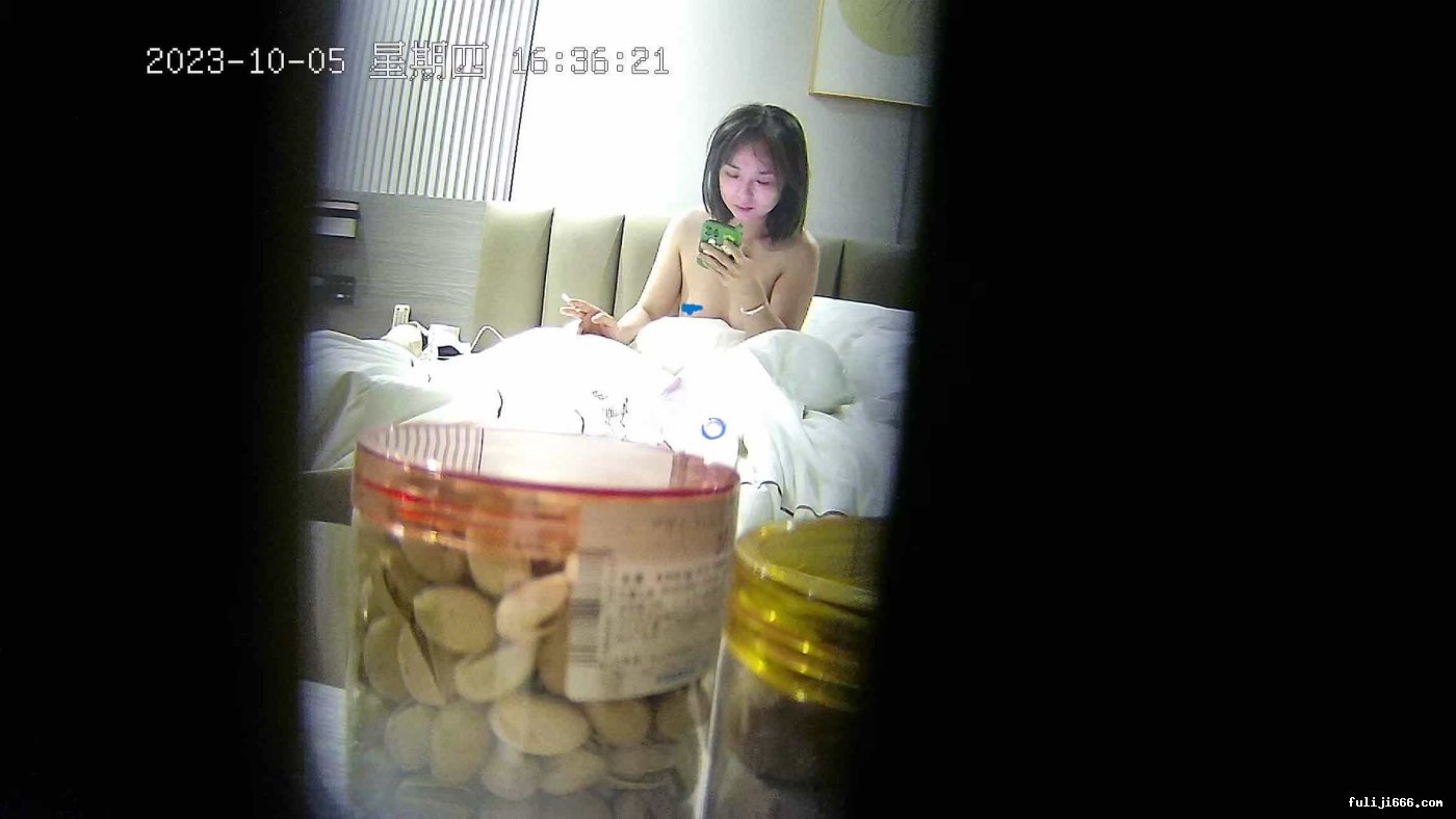 【酒店偷拍】同一房里的两位气质美女 风格不同但都被内射1.08G
